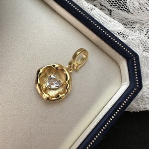 Colgante de Plata de Ley S925 de Estilo Retro Italiano Francés, Simple, Medieval, Vintage, con Diseño de Corazón Irregular y Acabado en Oro Rosa - Product Image 1