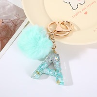 Porte-clés personnalisé en résine avec 26 lettres, pendentif boule pelucheuse verte, mousqueton, cadeau pour femme, ornement de sac à main, vente en gros