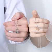 Yinshiqi Collier chaîne à maillons plaqué or rhodié 18 carats, tendance, OEM, avec pendentif pièce de monnaie couple, motif vague creuse et montagne, pour fêtes et anniversaires