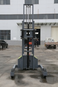 Chariot élévateur à fourche électrique autoporté 1,5 tonne, mât à trois étages, déplaceur latéral hydraulique, batterie au plomb-acide, utilisation en intérieur - Product Image 4