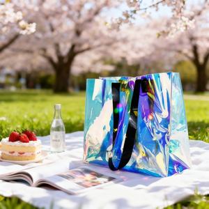 Grand sac fourre-tout holographique brillant en PVC avec poignée, parfait pour les emballages cadeaux, les festivals, les anniversaires, les mariages et les achats. - Product Image 3