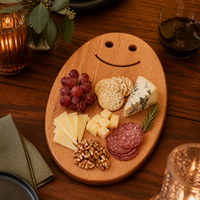 Plateau de service ovale en bois de chêne rouge avec logo personnalisé, motif visage souriant, idéal pour la présentation gastronomique en restaurant (vente en gros)