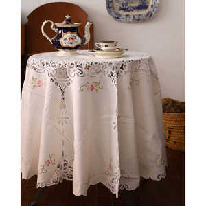 Nappe ronde en lin avec broderie colorée et dentelle Renaissance par Robcultura pour salon ou hôtels, décoration de Noël - Product Image 1