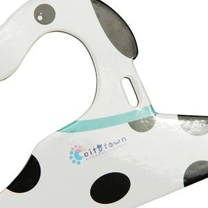 Cintres en carton biodégradable - Solutions de vente au détail 100 % sans plastique - Product Image 2