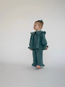 Conjunto de Dos Piezas de Muselina 100% Algodón para Niñas Pequeñas, Blusa con Cuello con Volantes y Botones al Frente, Pantalones Anchos, Atuendo Informal para Niños - Product Image 4