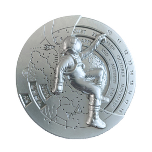 Pièce commémorative personnalisée en alliage de zinc pour le Festival de la Mi-Automne, motif astronaute en relief 3D, plaqué argent antique, moulée sous pression - Product Image 1