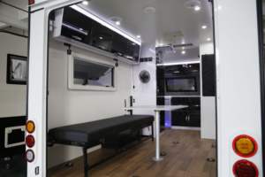 Autocaravana de Lujo y Espaciosa ECOCAMPOR de 14.6 pies con Cama para Acampar al Aire Libre - Product Image 2