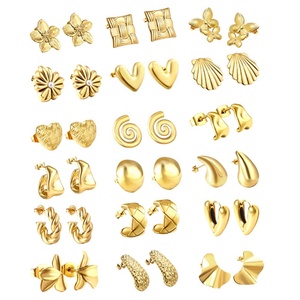 Boucles d'oreilles créoles ajourées imposantes en acier inoxydable plaqué or 18 carats, hypoallergéniques, pour femmes, vente en gros, par un créateur de bijoux de mode - Product Image 3