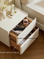 Table de chevet blanche peinte, style luxe léger et épuré, meuble de rangement essentiel pour petites chambres