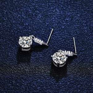 ต่างหูเงินแท้ S925 ประดับโมอิสซาไนต์ทรงเจ้าหญิง 1 กะรัต สี D สำหรับผู้ชาย ดีไซน์ทันสมัย เหมาะเป็นของขวัญวันครบรอบ - Product Image 4