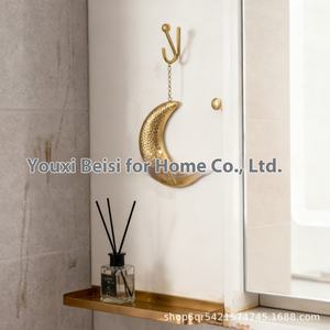 Hiasan dinding sabit besi emas dipalu gantungan dinding seni Modern pernikahan <span class=keywords><strong>Diwali</strong></span> dekorasi dinding logam vertikal mewah - Product Image 2