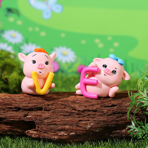 Miniatura de cerdito con carta de amor, figura de animal de PVC, 4 piezas, para decoración de hogar, oficina y escritorio - Product Image 2