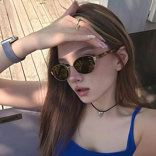 Retro Luxury Unisex Hipster Sunglasses Tortoiseshell Trendy Street Shot Light Weight UV400 Protection All-Match Metal Oval