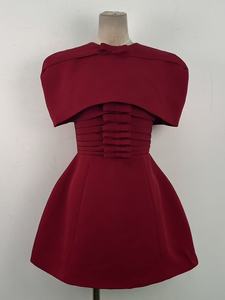 Un abito rosso con una mantella <span class=keywords><strong>a</strong></span> fiocco e minigonna senza spalline che emanano l'eleganza di un mini abito da cerimonia per donna. - Product Image 4