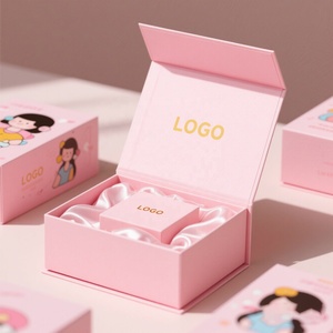 Boîte d'emballage de luxe recyclable pour extensions de cheveux avec fermeture magnétique et doublure en éponge écologique - Product Image 1