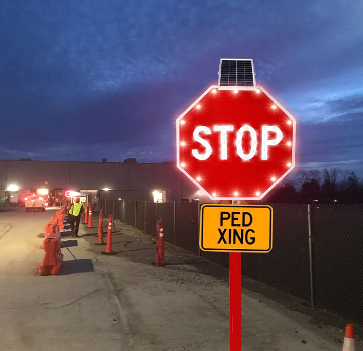 Panneau d'avertissement de sécurité routière à énergie solaire en aluminium Panneau de signalisation solaire clignotant à LED