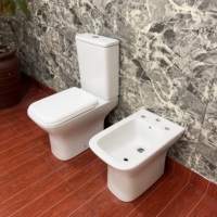Ensemble de toilette en céramique deux pièces de style européen de luxe Commode carrée Bol monté au sol à double chasse P-Trap Cupc certifié pour la maison