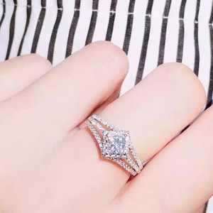Anello con zirconi a quattro punte, gioiello da donna alla moda e scintillante, da indossare tutti i giorni - Product Image 2