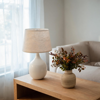 Bouquet de baies rouges artificielles et de feuillage en PE dans un vase brun côtelé