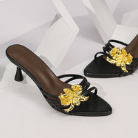 Nouvelles Sandales Élégantes à Talons Mi-Hauts pour Femmes 2026, Tendance et Sexy, à Bout Ouvert avec Décoration Florale Métallique
