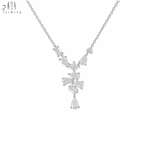 Collier moderne intemporel en or blanc massif 18 carats avec grappe de diamants de formes variées, bijoux raffinés pour occasions formelles - Product Image 1