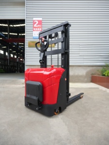 รถยกพาเลทไฟฟ้า รับน้ำหนัก 1500 กก. ใช้มอเตอร์ไฟฟ้ากระแสตรง สำหรับใช้งานภายในอาคาร แบบยืนขับ สีแดงดำ - Product Image 2