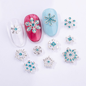 Vente en gros de breloques pour ongles en alliage métallique argenté 3D, flocons de neige bleus en strass, décoration d'hiver pour ongles, fournitures pour ongles - Product Image 1