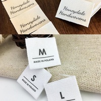Barato al por mayor de encargo pantalla de seda impresa Logotipo de letras textil orgánico Natural Beige etiquetas de algodón para prendas de vestir