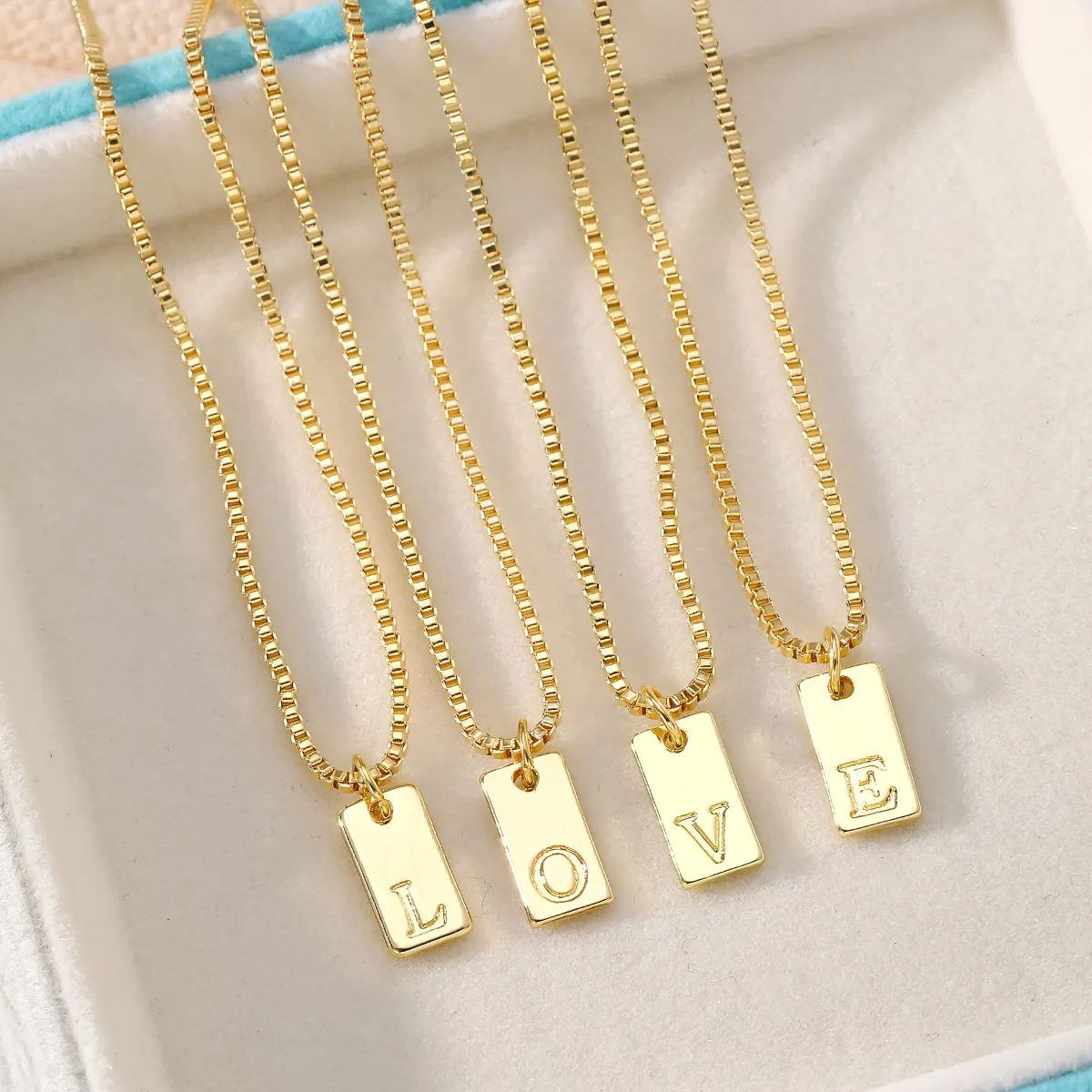 Colar com pingente de letras com nome personalizado, joia de metal quadrado de ouro minimalista para mulheres, corrente em caixa, moda de fábrica