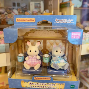 Set Teatro per Bambini Sylvanian Families Calico Critters, <span class=keywords><strong>Personaggi</strong></span> Animali Floccati con Mini Seduta e Accessori per Bevande, Idea Regalo - Product Image 3