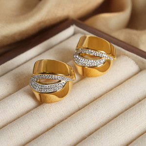 Bague Chunky Lèvres Style Hip Hop en Acier Inoxydable Plaqué Or 18K avec Zircon Cubique, Bijou Étanche - Product Image 2