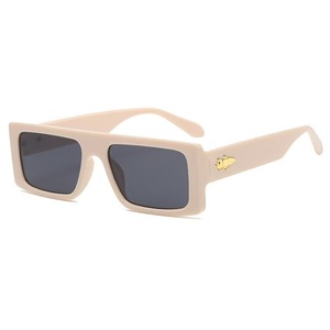Occhiali da Sole Rettangolari Trendy per Donne con Montatura Spessa Lucida e Aste Larghe con Decorazioni in Metallo Dorato - Product Image 2