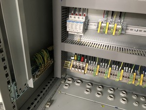 Bomba de Agua Inteligente SD 380V/50Hz IP54 Modelo XL-21 para Interiores con Control Metálico, VFD, PLC, HMI y Monitoreo Remoto para Distribución de Energía - Product Image 3
