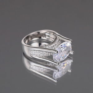Anello di Lusso Ovale a Quattro Punte per Donne, Elegante Gioiello da Dito alla Moda - Product Image 3