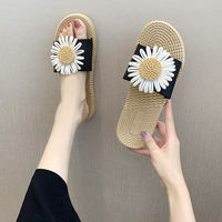 2025 fleur Style femmes chaussures nouvelle mode été dame pantoufles marguerite décoratif plat fond souple plage pantoufles pour les femmes