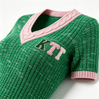 Robe pull moulante grande taille pour femme, col en V, manches courtes, tricot torsadé rose et vert contrastant, style universitaire, avec logo personnalisé