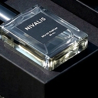 Boîte à parfum rigide noire de luxe sur mesure en deux parties avec couvercle amovible et insert ajusté pour présentation d'emballages de parfums personnalisés