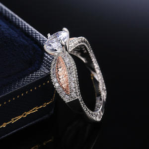 Anello di Diamanti F507 per Donna in Oro Bianco, Taglio Brillante Naturale Rotondo, Colore G, Anello di Fidanzamento con Diamanti Laterali - Product Image 3