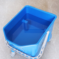 Seau à serpillière flexible en plastique commercial avec essoreur à pression descendante