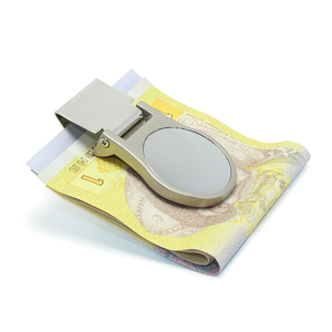 Minimalistische ronde portemonnee van roestvrij staal voor bankpassen, geld en tickets, met metalen geldclip. - Product Image 2