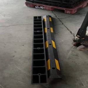 בלוק חניה גומי חיצוני עם ערוצי ניקוז לשימוש - Product Image 1