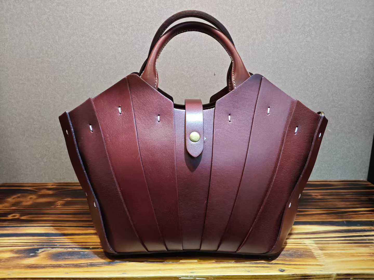 สีแดงเข้ม