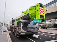 Grue mobile de 110 tonnes alimentée par un moteur Weichai pour des opérations de levage complexes