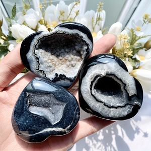 Vente en gros de pierres de cristal d'agate noire de qualité supérieure, cœur, guérison, pierre naturelle polie, pour décorations de maison uniques et cadeaux de vacances - Product Image 1