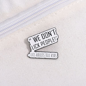 We Likken Mensen Niet Leugens Volwassenen Vertellen Kinderen Emaille Spelden Grappige Rugzak Revers Badge Sieraden Broche Geschenken Sarcastische Citaten Broche Broche - Product Image 4