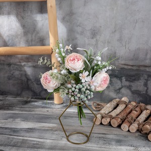 Ramo de Rosas Artificiales CallaFloral con Bayas y Follaje para Decoración de Bodas y Hogar CF01293 - Product Image 2