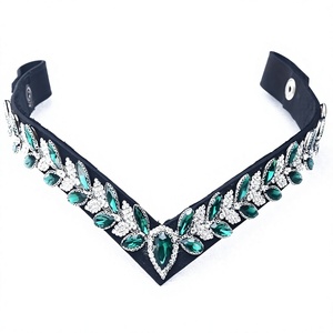 Frontal de cheval en cuir gaufré en forme de V avec cristaux et strass, accessoire d'équipement équestre - Product Image 2