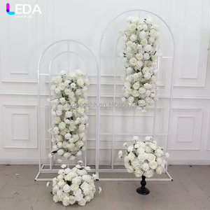 LEDA - Decoración para Fiestas y Eventos, Camino de Mesa de Rosas Blancas con Flores Rojas Hechas a Mano, Estilo Simple y Moderno para Bodas - Product Image 4