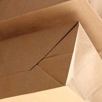 Vente directe d'usine, sacs en papier kraft classiques avec poignée, sacs cadeaux écologiques, taille et couleur personnalisables, impression personnalisée, conception OEM