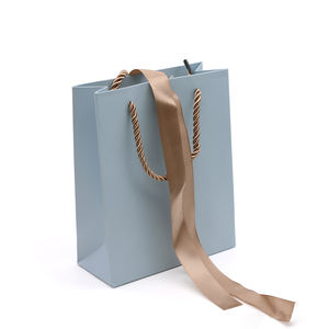 Bolsas de Papel Personalizadas para Regalo, Fabricantes Chinos, Decoración con Cinta de Champán, Asa Trenzada Dorada, Material Verde para Compras - Product Image 2